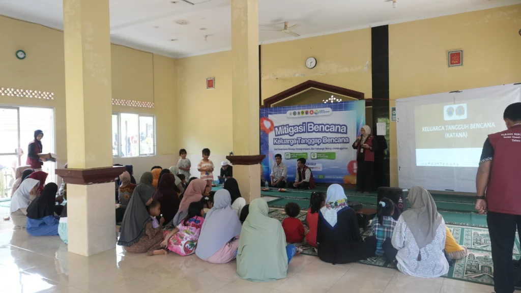 Mitigasi Bencana Rumah Tangga: Pemdes Cibunian Apresiasi Kontribusi Mahasiswa KKM Kelompok 06