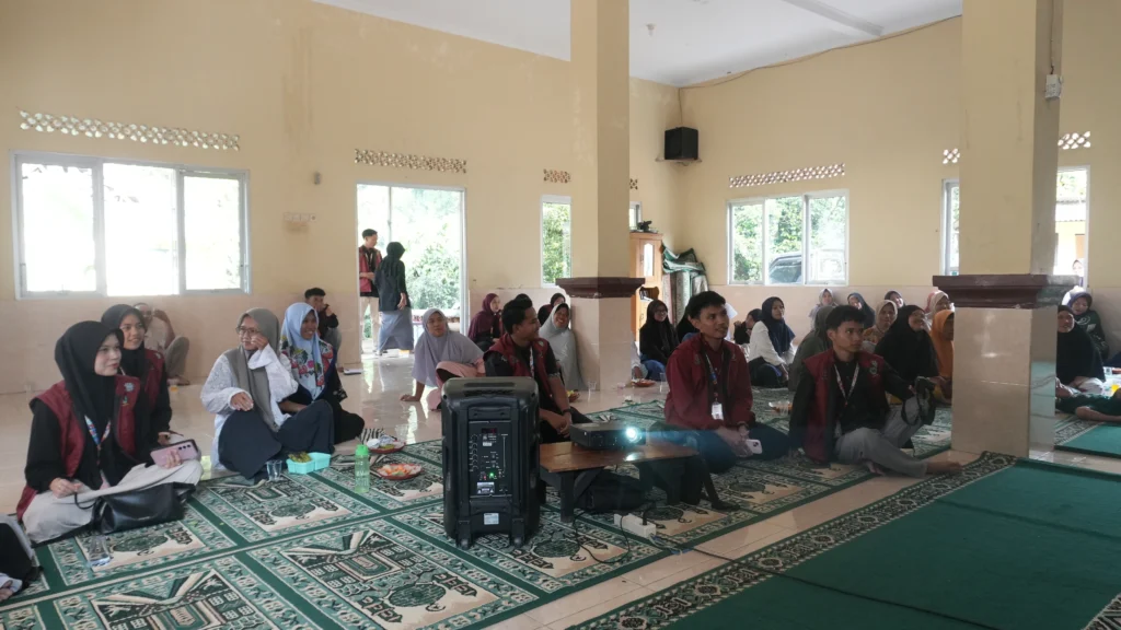 Mitigasi Bencana Rumah Tangga: Pemdes Cibunian Apresiasi Kontribusi Mahasiswa KKM Kelompok 06